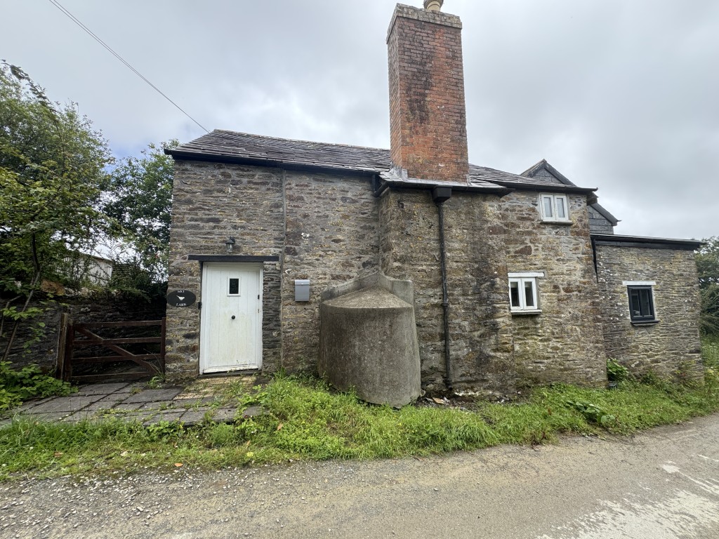 Lot: 137 - SEMI-DETACHED COTTAGE FOR OCCUPATION OR INVESTMENT - Front of the property